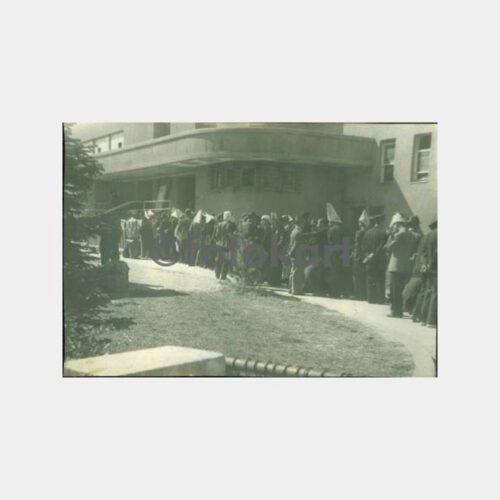 1948 Halk Eğitim Önünde Kuyruk Görünüş Fotoğraf