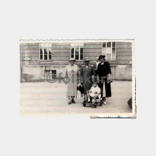 İlginç Şapkalı Kadınlar ve Çocuk Arabası Fotoğraf