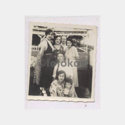 Tarihi Ev Önünde Kadın Aile Görünüş Fotoğraf