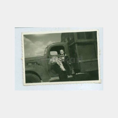 1960 Dodge Kamyonu Önünde Kadın Fotoğraf