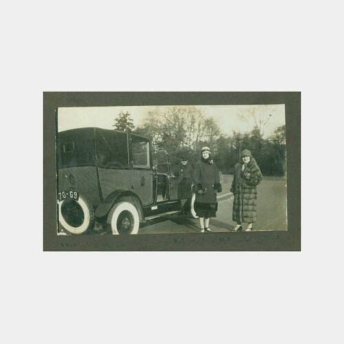 1925 Eski Otomobil Önünde Şık Kadınlar Fotoğraf