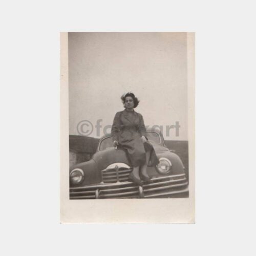 1945 Eski Otomobil Üzerinde Kadın Fotoğraf