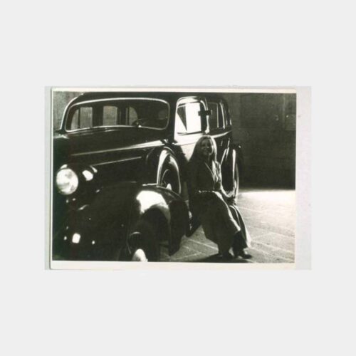 Eski Otomobil ve Kadın Konulu Fotoğraf