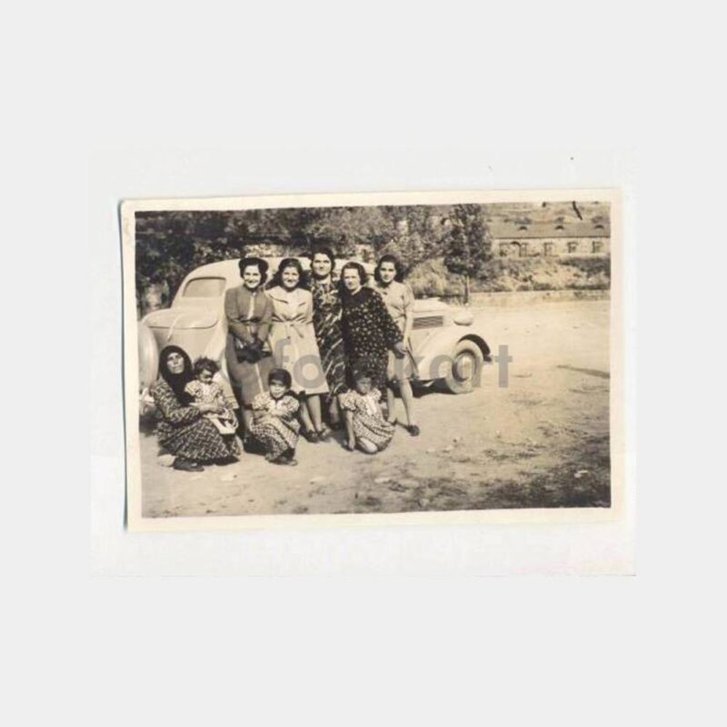Eski Otomobil Önünde Kadınlar Küçük Fotoğraf
