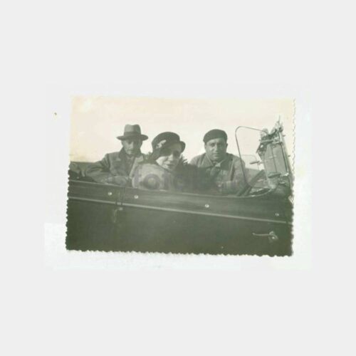 1935 Eski Otomobilde Şapkalı Kadın Fotoğraf