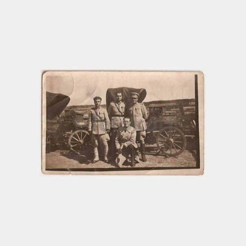 Eski Arabalar Önünde Askerler Fotoğraf