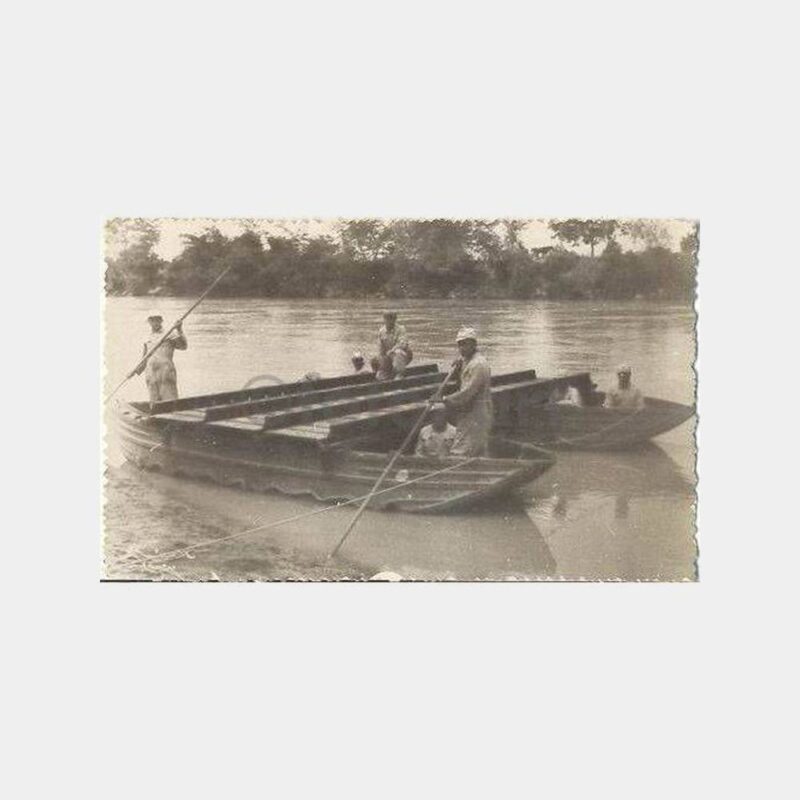 Doğu Bölgesi Nehir Sandalda Askerler Fotoğraf