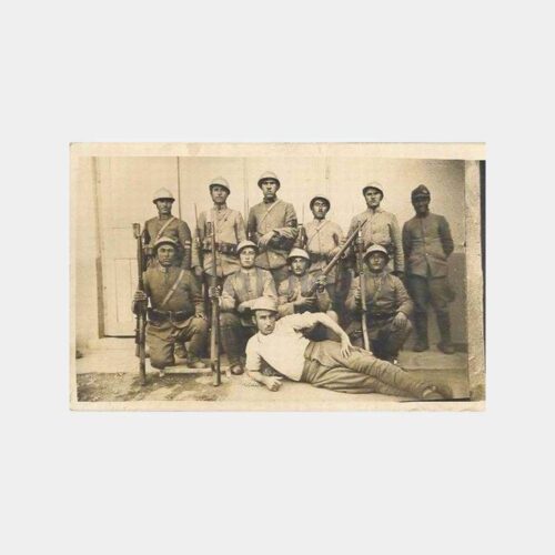 Askerler Silahlarıyla Hatıra Fotoğraf