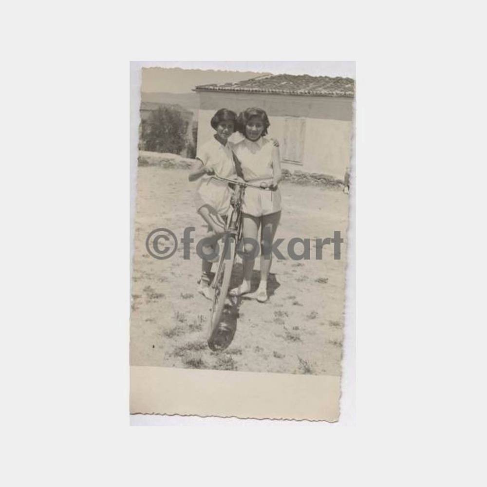 Ayvalık Bisikletli Kızlar Fotoğraf