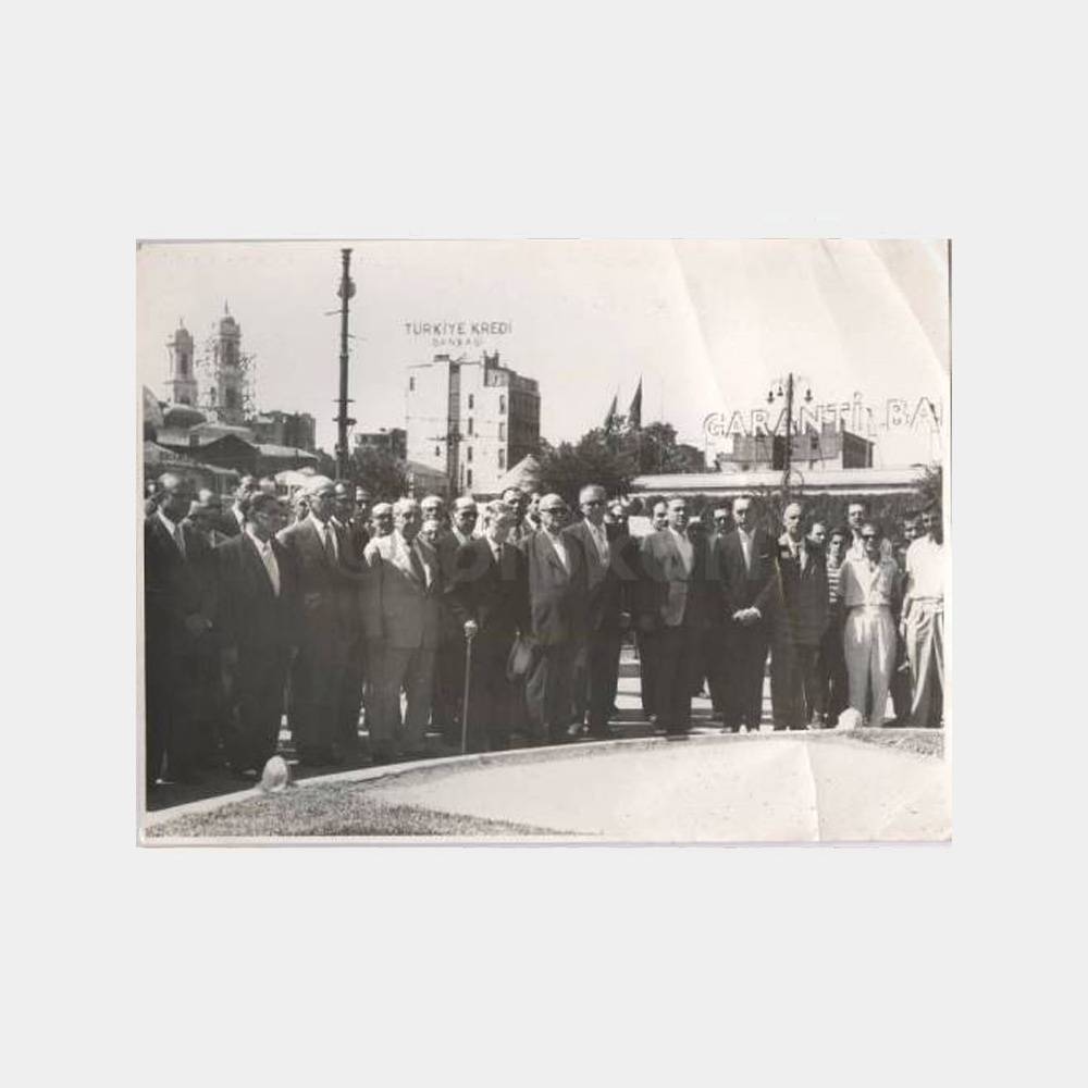 Türkiye İş Bankası Mensupları Tören Görünüş Fotoğraf