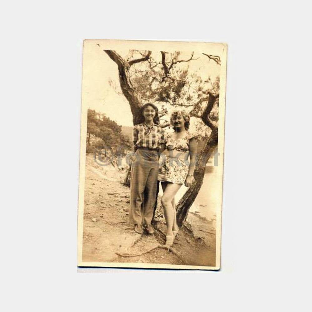 1948 Büyükada İki Genç Kız Arkadaş Fotoğraf