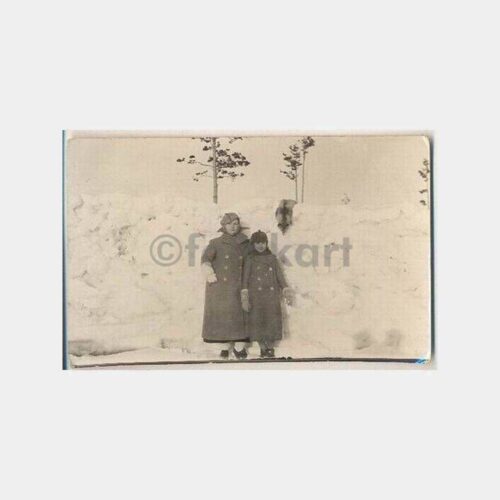 Karların Arasında Kadın ve Kızı Fotoğraf