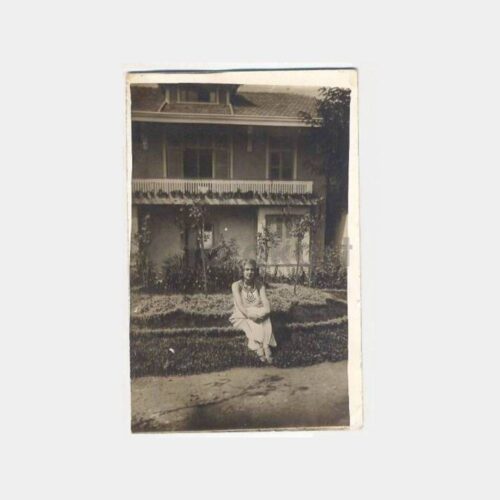 Tarihi Ev Köşk Önünde Kadın Fotoğrafı