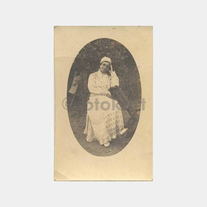 Beyaz Giyimli İlginç Kadın Fotoğraf