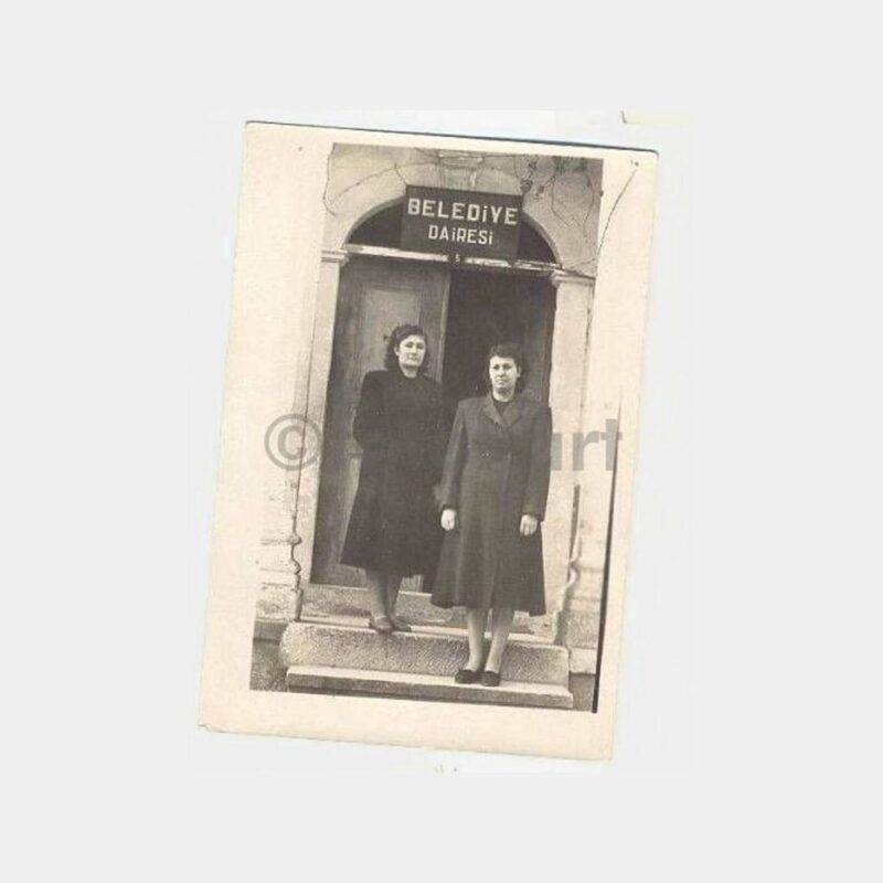 Belediye Dairesi Önünde İki Kadın Fotoğraf