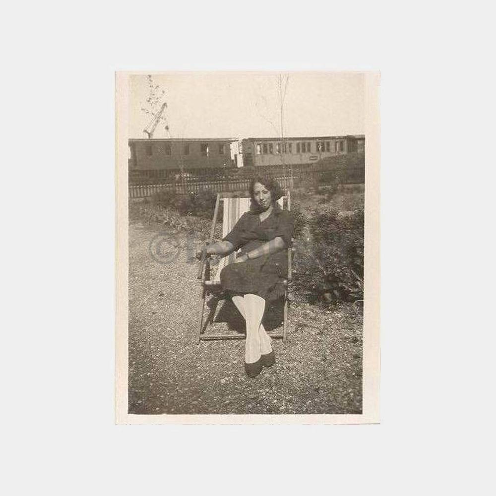 Tren Vagonları Önünde Bir Fotoğraf