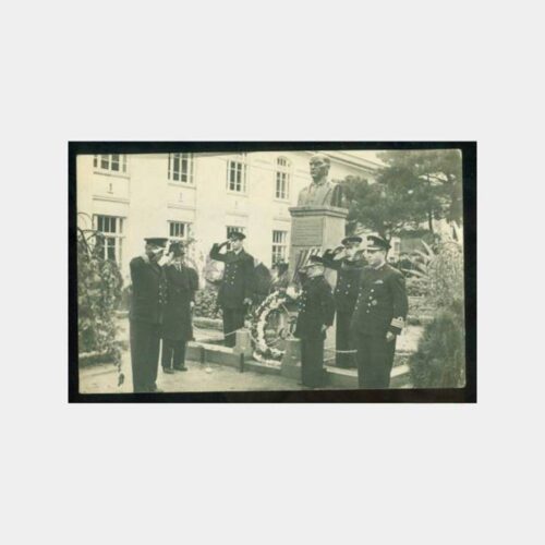 1955 Heybeliada Atatürk Heykeli Önünde Fotoğraf