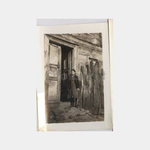 Tarihi Ev Kapısı Önünde Kadın Fotoğraf