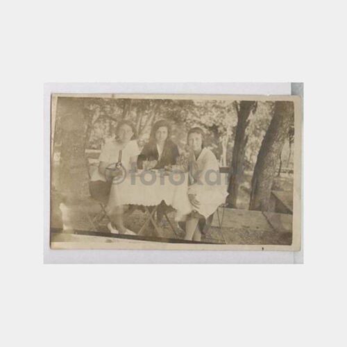 Çay Bahçesinde Üç Kadın Fotoğraf