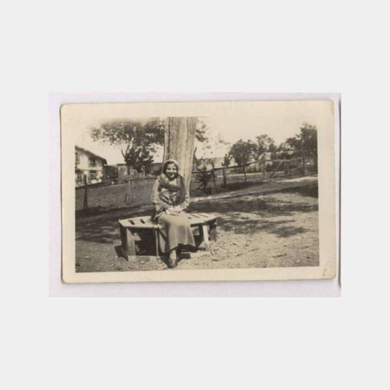 1932 Tarihi Ev Bahçesinde Kadın Fotoğraf