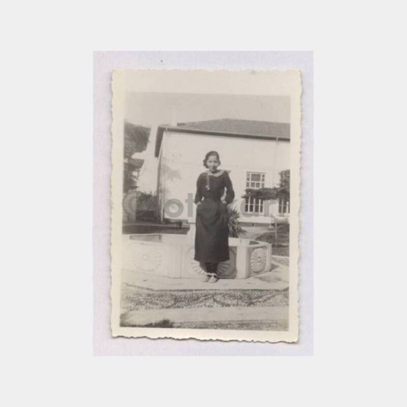 Tarihi Ev Önünde Kadın Fotoğraf