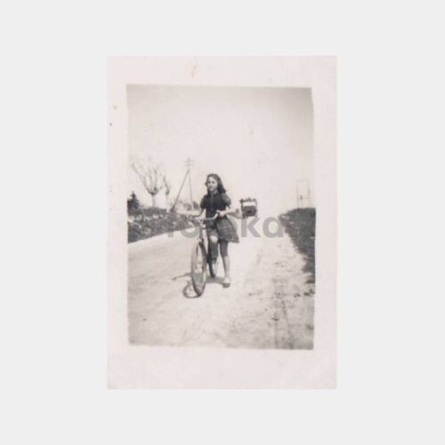 1950 Kadıköy Bisikletli Kız Konulu Fotoğraf