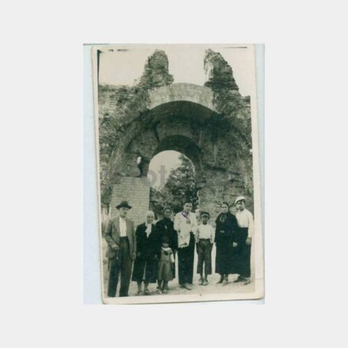 1940 Tarsus Kapısı Önünde Aile Görünüş Fotoğraf