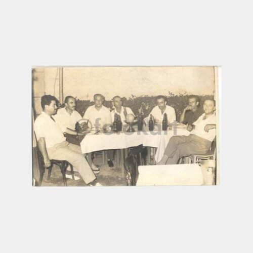 Bira ve Yemek Masası Konulu Grup Fotoğrafı