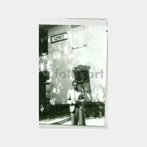 1950 İzmit Tren İstasyonu Genç Görünüş Fotoğraf