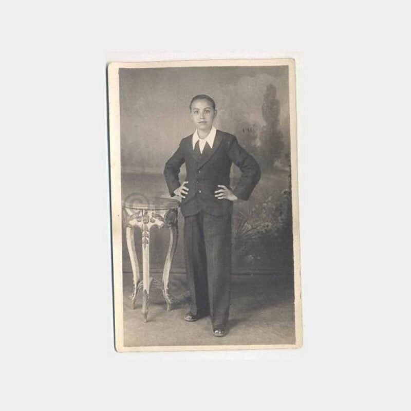 Genç Yakışıklı Çocuk Stüdyo Fotoğrafı