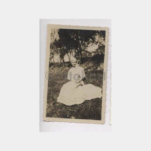 Tarihi Ev Önünde Kadın Görünüş Fotoğraf