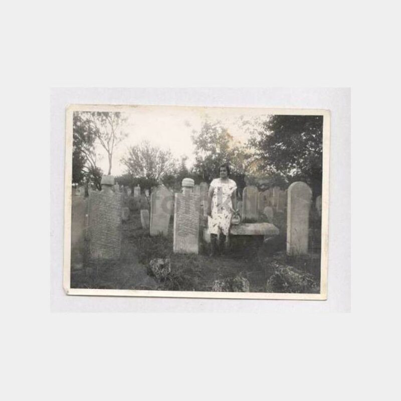 Eski Mezar Taşları ve Kadın Görünüş Fotoğraf