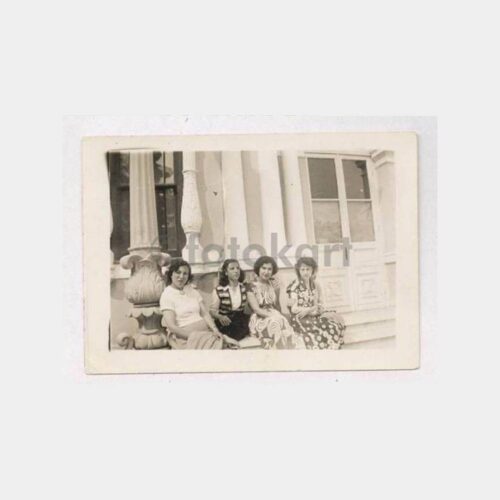 1940 Tarihi Bina Önünde Kadınlar Fotoğraf