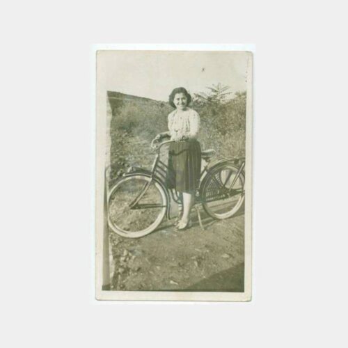 1940 Bisikletli Kadın Konulu Fotoğraf