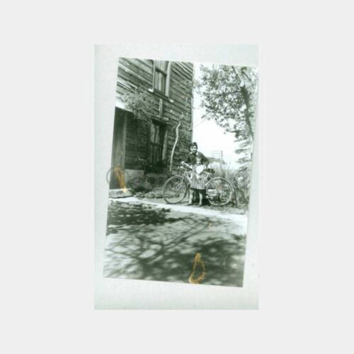 1935 Tarihi Evde Bisikletli Çocuklar Fotoğraf