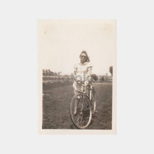 1938 Bisikletli Kadın Konulu Fotoğraf