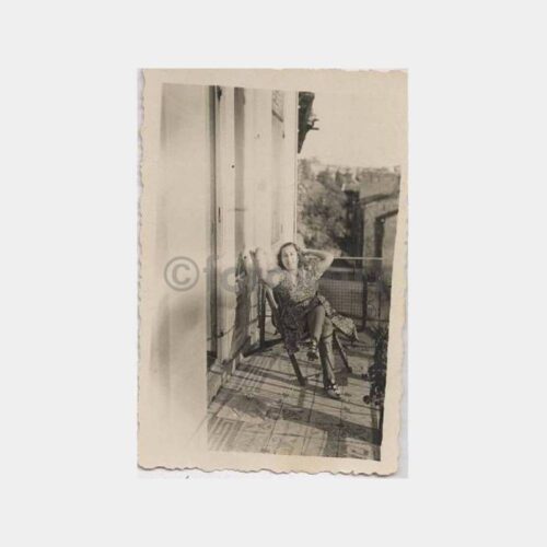 Tarihi Ev Balkonunda Kadın Fotoğraf
