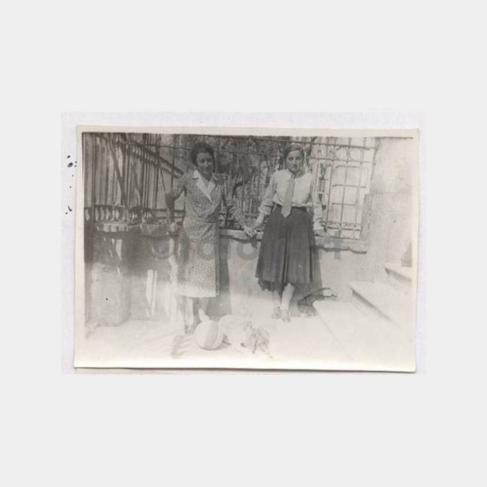 Tarihi Ev Önünde Kadınlar Fotoğraf