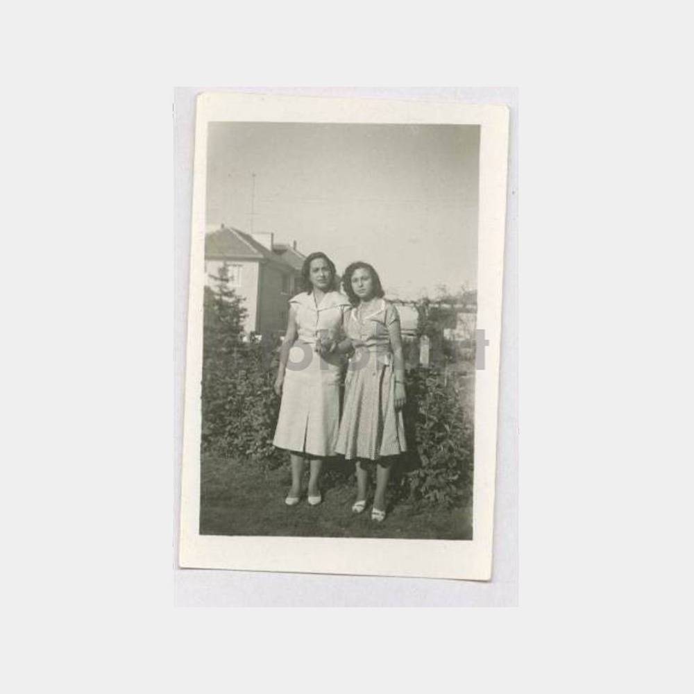 Tarihi Ev Önünde Kadın Görünüş Fotoğraf