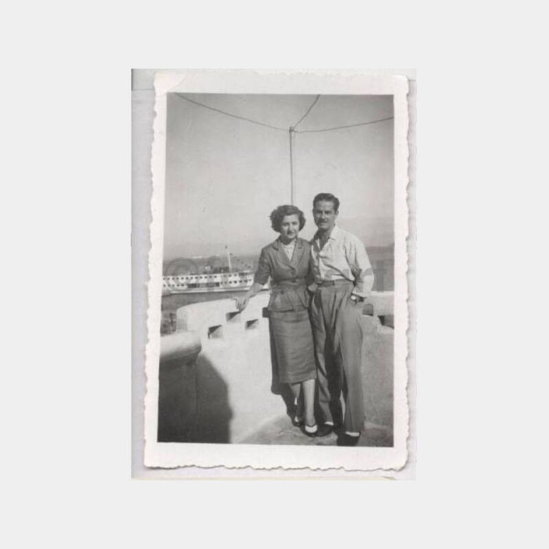 Tarihi Ev Önünde Kadın Görünüş Fotoğraf