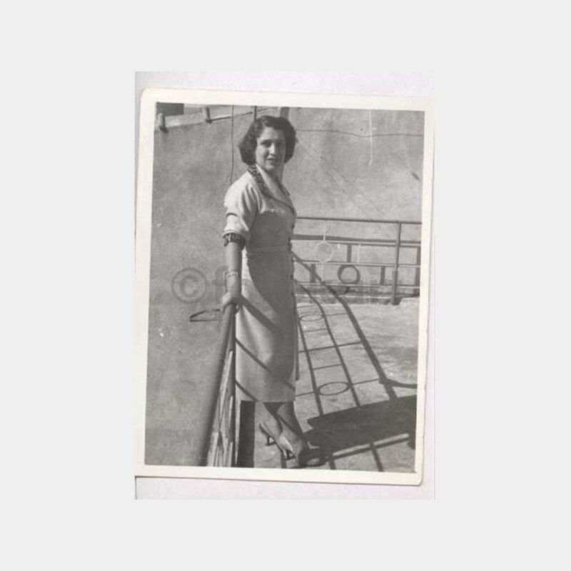 Tarihi Ev Önünde Kadın Görünüş Fotoğraf