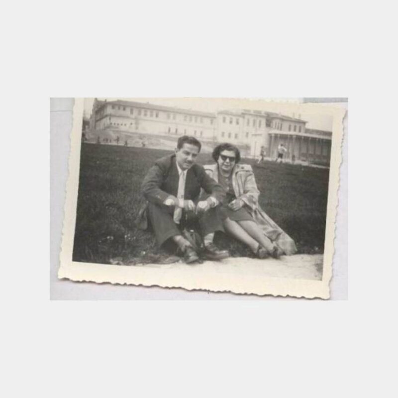 Tarihi Ev Önünde Kadın Görünüş Fotoğraf