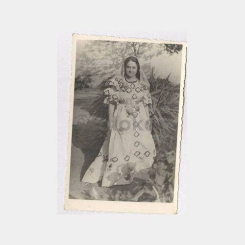 1941 Folklor Giyimli Kadın Fotoğraf