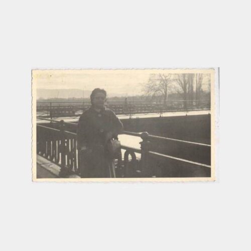 Köprü Önünde Kadın Fotoğraf