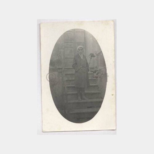 Tarihi Ev Önünde Kadın Görünüş Fotoğraf