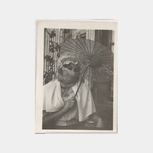 Tarihi Ev Önünde Güzel Kadın Fotoğraf