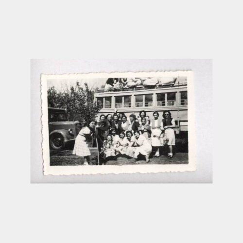 Eski Otobüs Önünde Kız Öğrenciler Fotoğraf