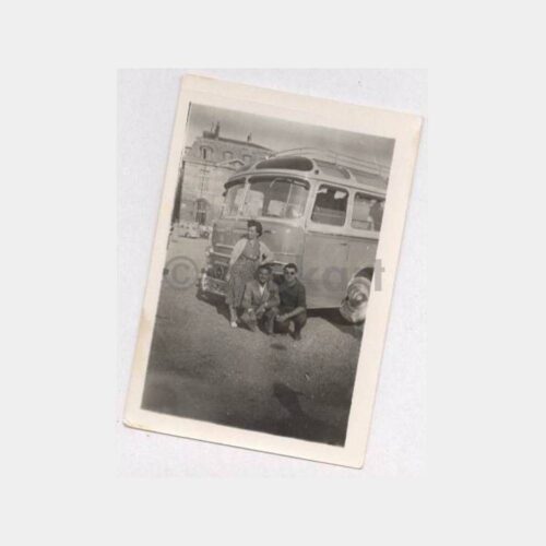 Otobüs Önünde Kadın Görünüş Fotoğraf