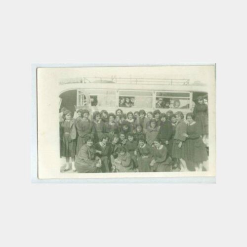 1950 Otobüs Önünde Kız Öğrenciler Fotoğraf