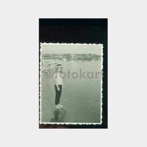1960 Sahil Kenarı Şapkalı Kadın Fotoğraf